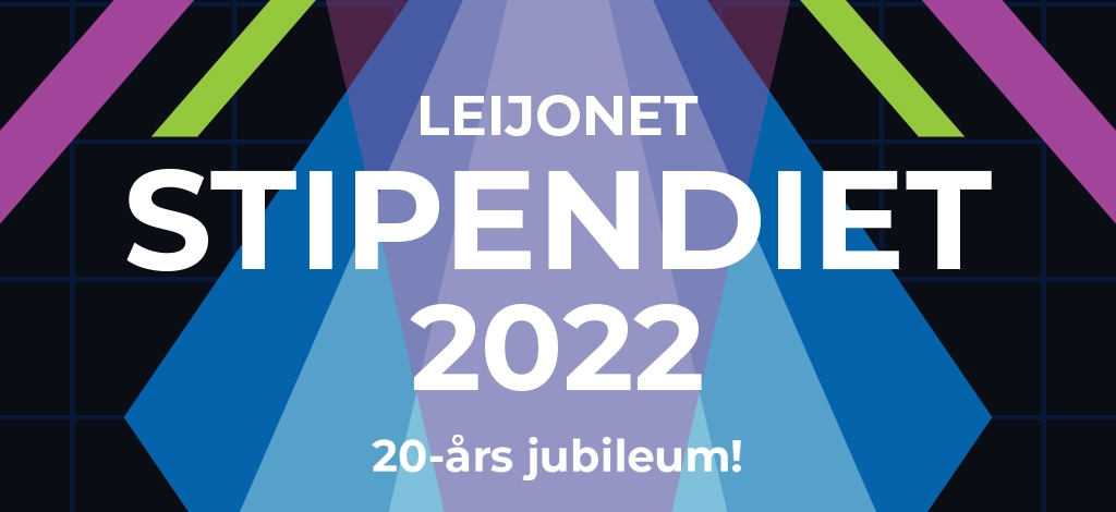 Konsertartist på scen med ljus i bakgrunden 