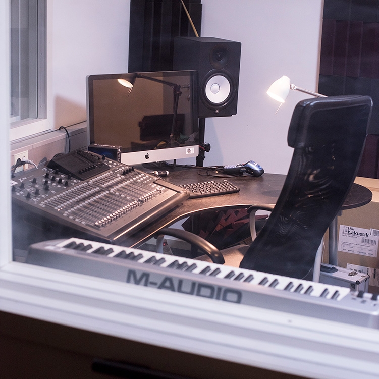 Inspelningsstudio närbild genom glas