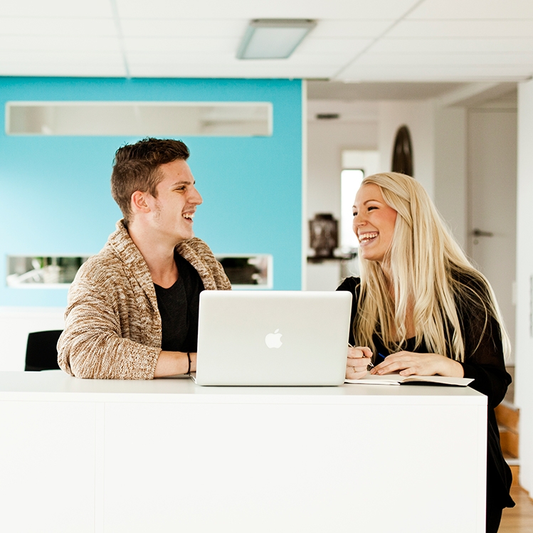 Kontor för kreativitet där det finns glädje och skrattande människor