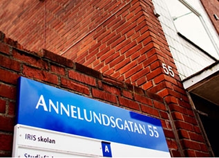 Annelundsgatan närbild på skylt utanför huset