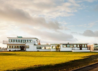 Hamnpaviljongen i fint ljus vid havet
