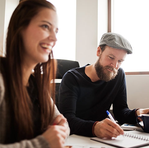 Två glada människor som arbetar i fina kontor